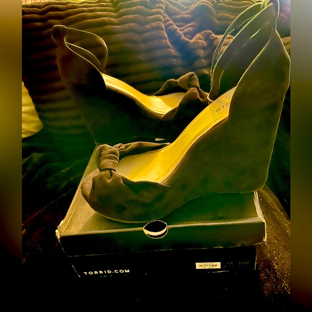 Like New Suede Platform Pump